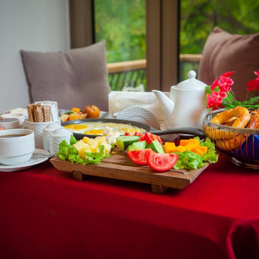 Theatrum Hotel Bakoe Buitenkant foto A breakfast buffet