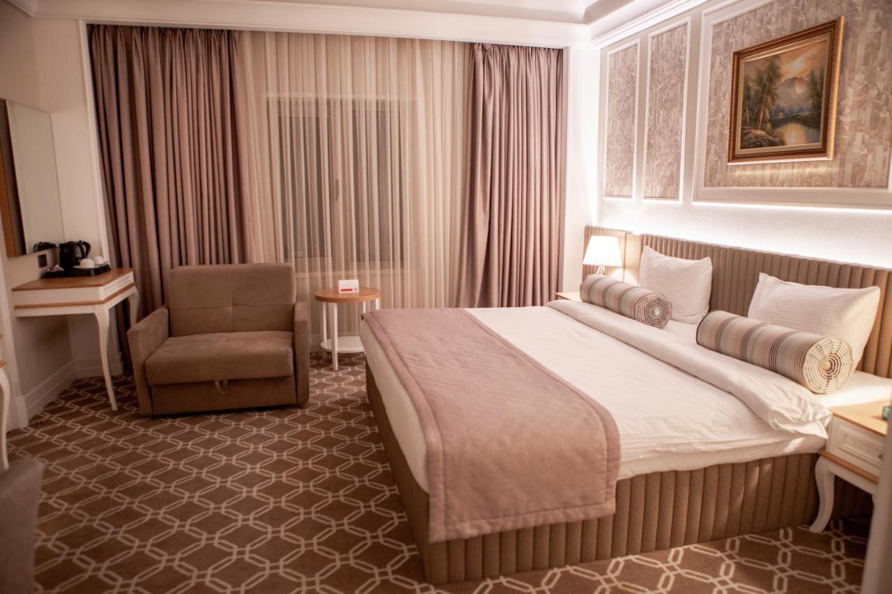 Theatrum Hotel Bakoe Buitenkant foto A room at the hotel
