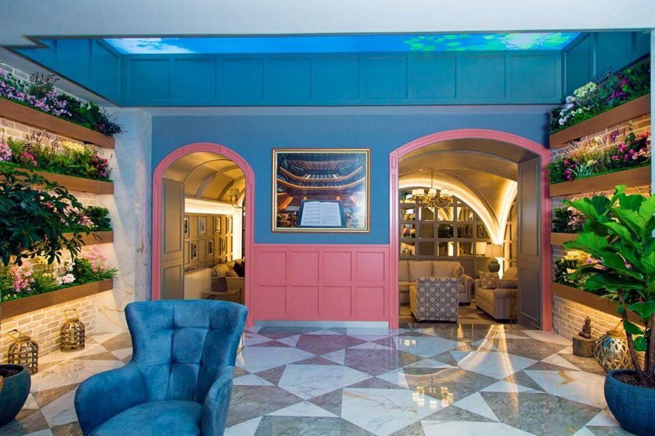Theatrum Hotel Bakoe Buitenkant foto The lobby of the hotel