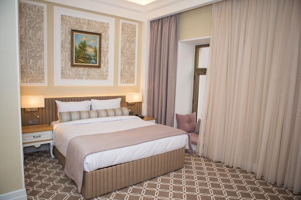 Theatrum Hotel Bakoe Buitenkant foto A bedroom at the hotel