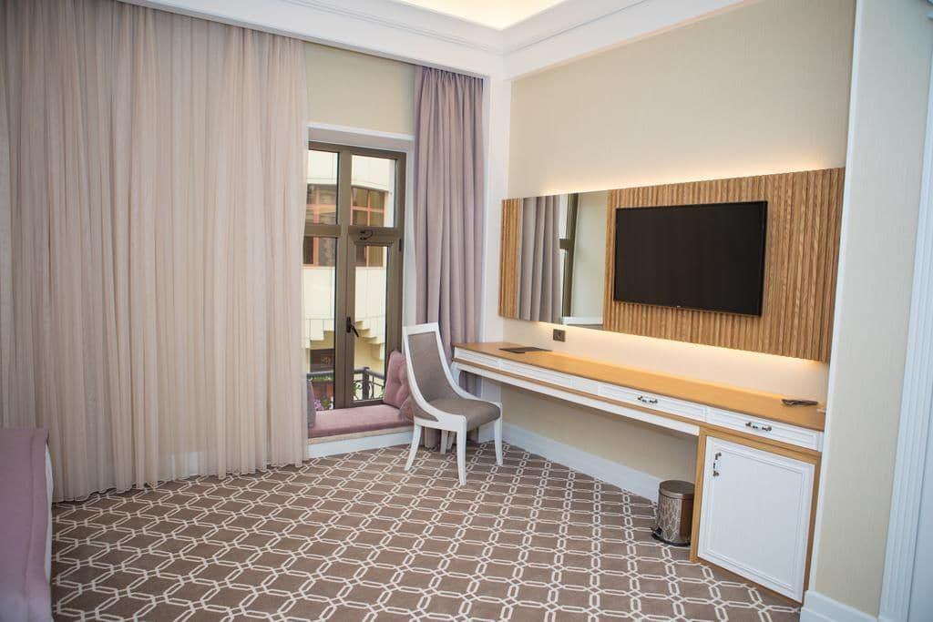 Theatrum Hotel Bakoe Buitenkant foto A room at the hotel