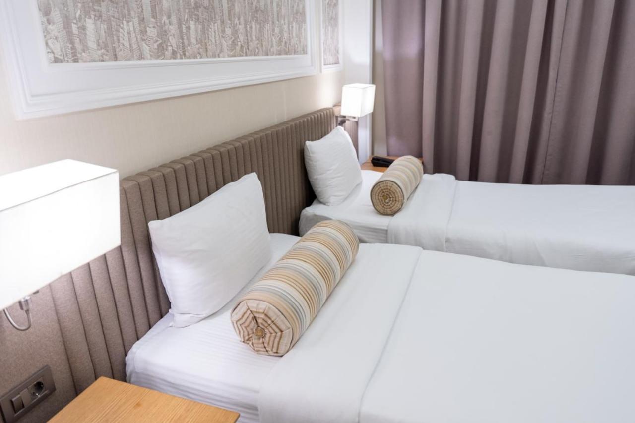 Theatrum Hotel Bakoe Buitenkant foto A pair of bolsters on a bed