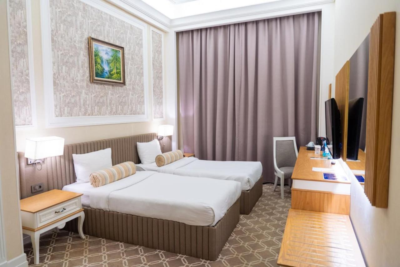 Theatrum Hotel Bakoe Buitenkant foto
