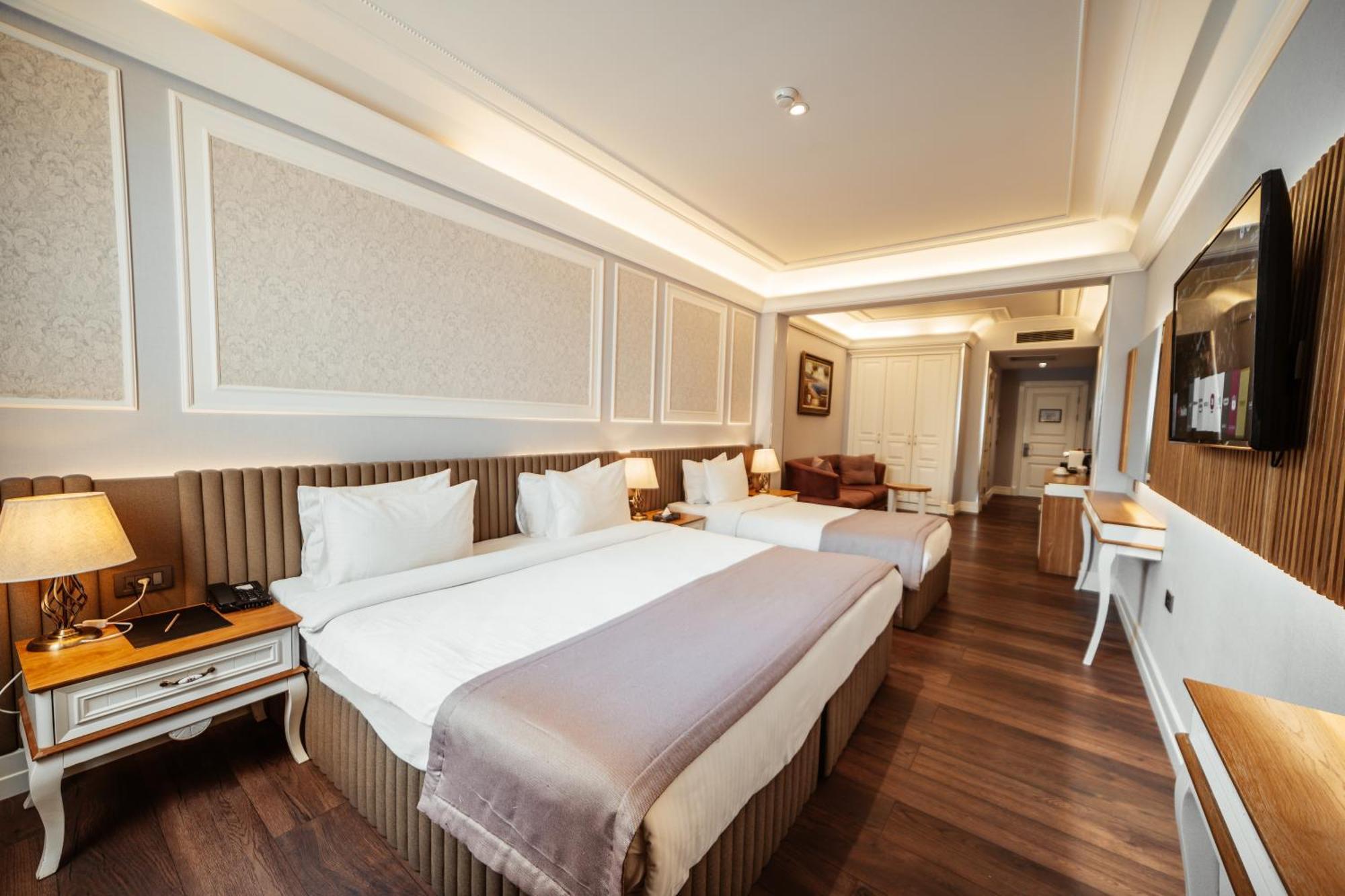 Theatrum Hotel Bakoe Buitenkant foto A room at the hotel