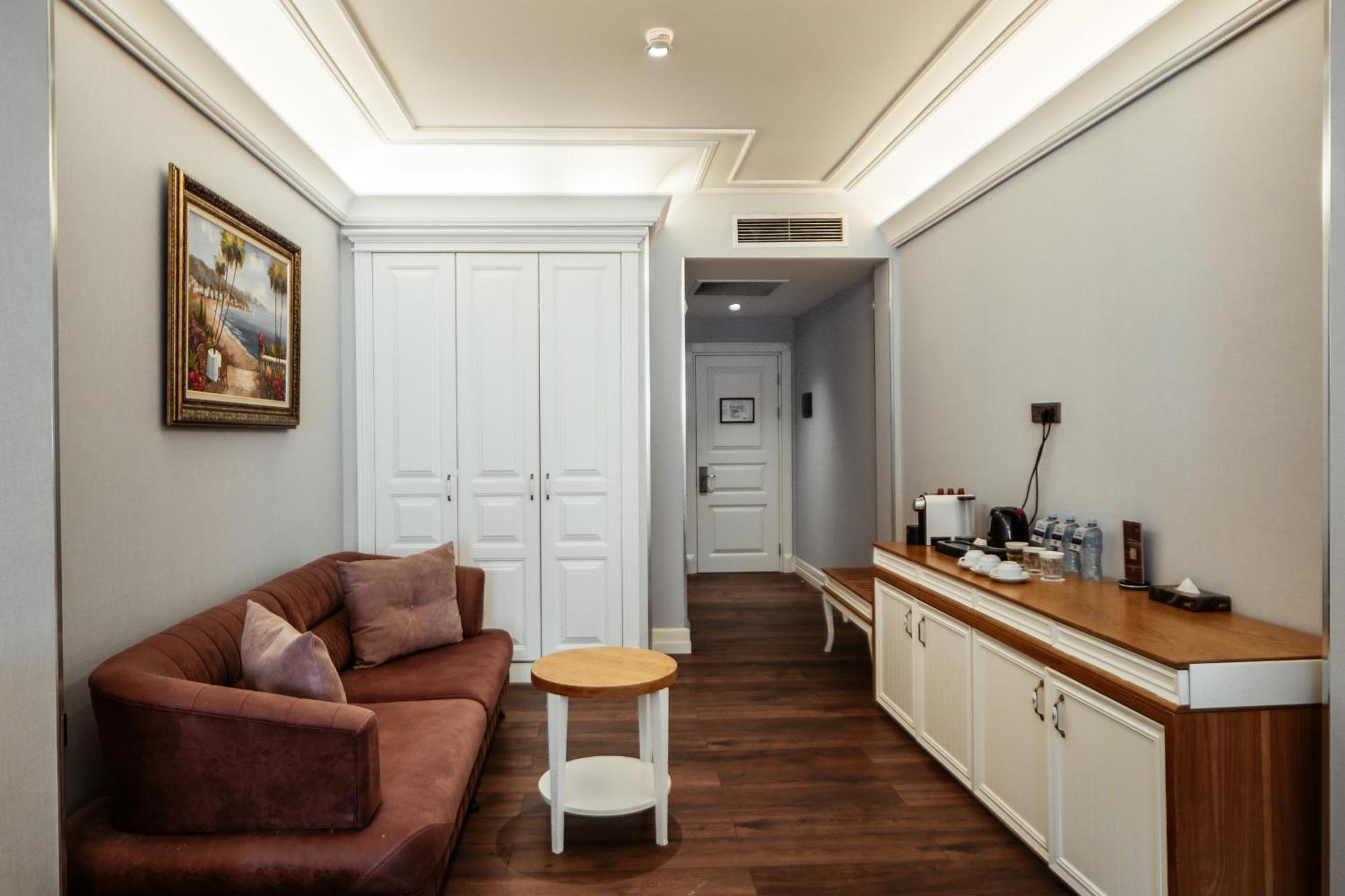 Theatrum Hotel Bakoe Buitenkant foto A room at the hotel