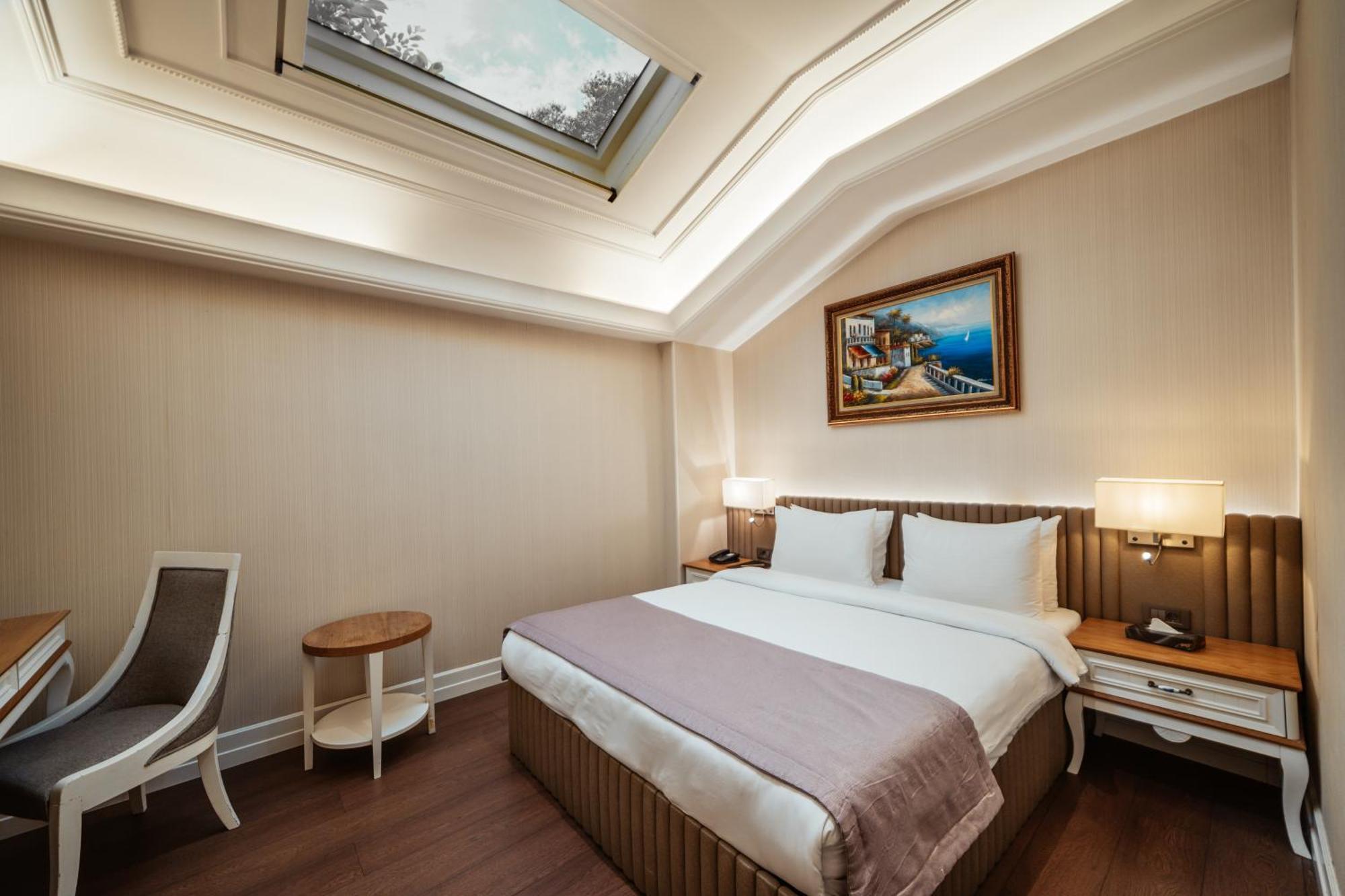 Theatrum Hotel Bakoe Buitenkant foto A room at the hotel