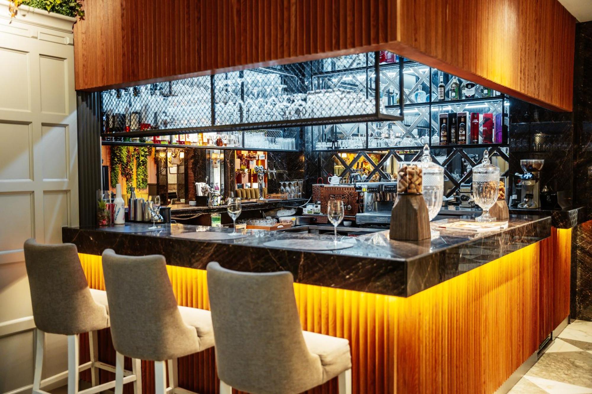 Theatrum Hotel Bakoe Buitenkant foto The bar at the hotel