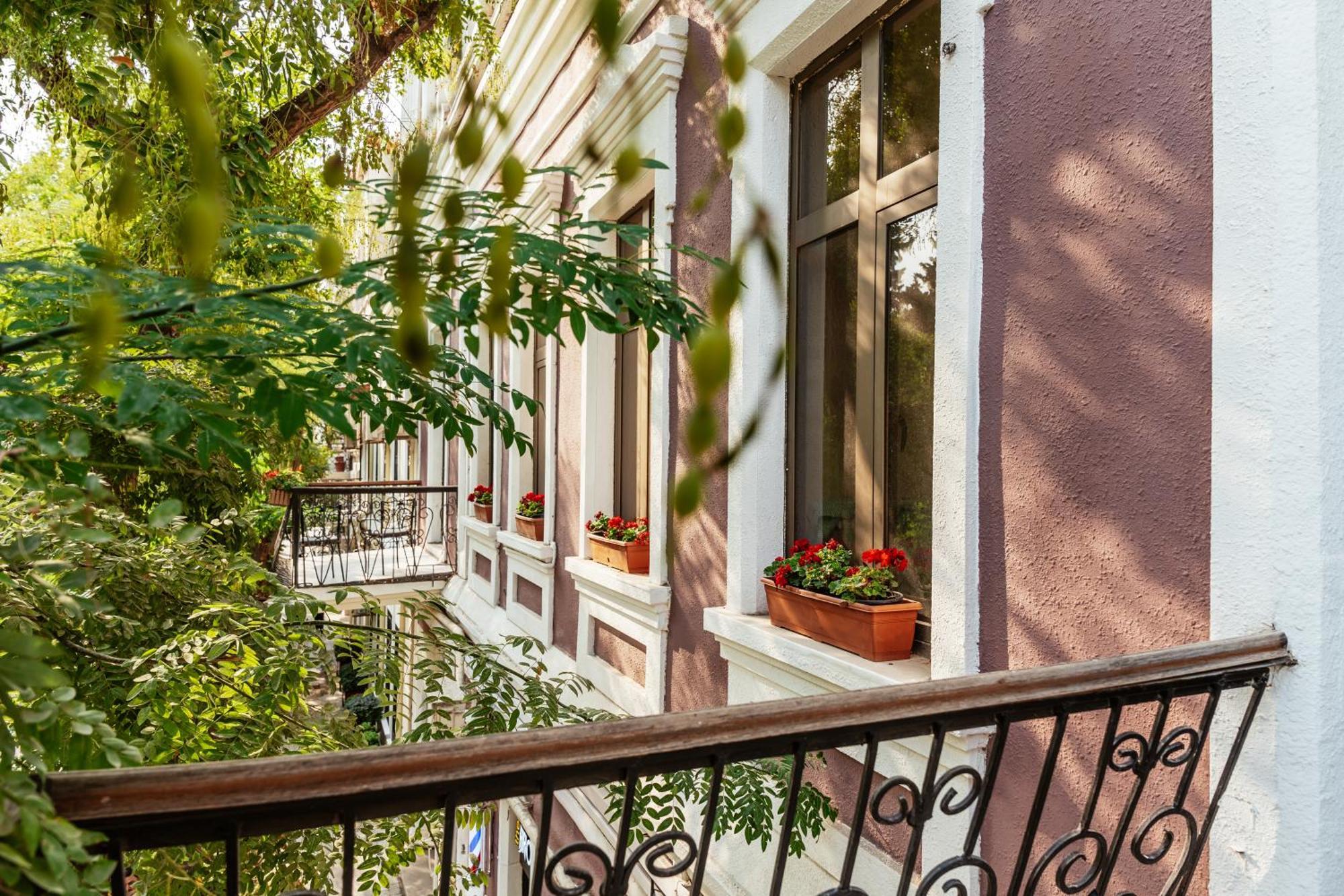 Theatrum Hotel Bakoe Buitenkant foto The house of the writer in Belgrade