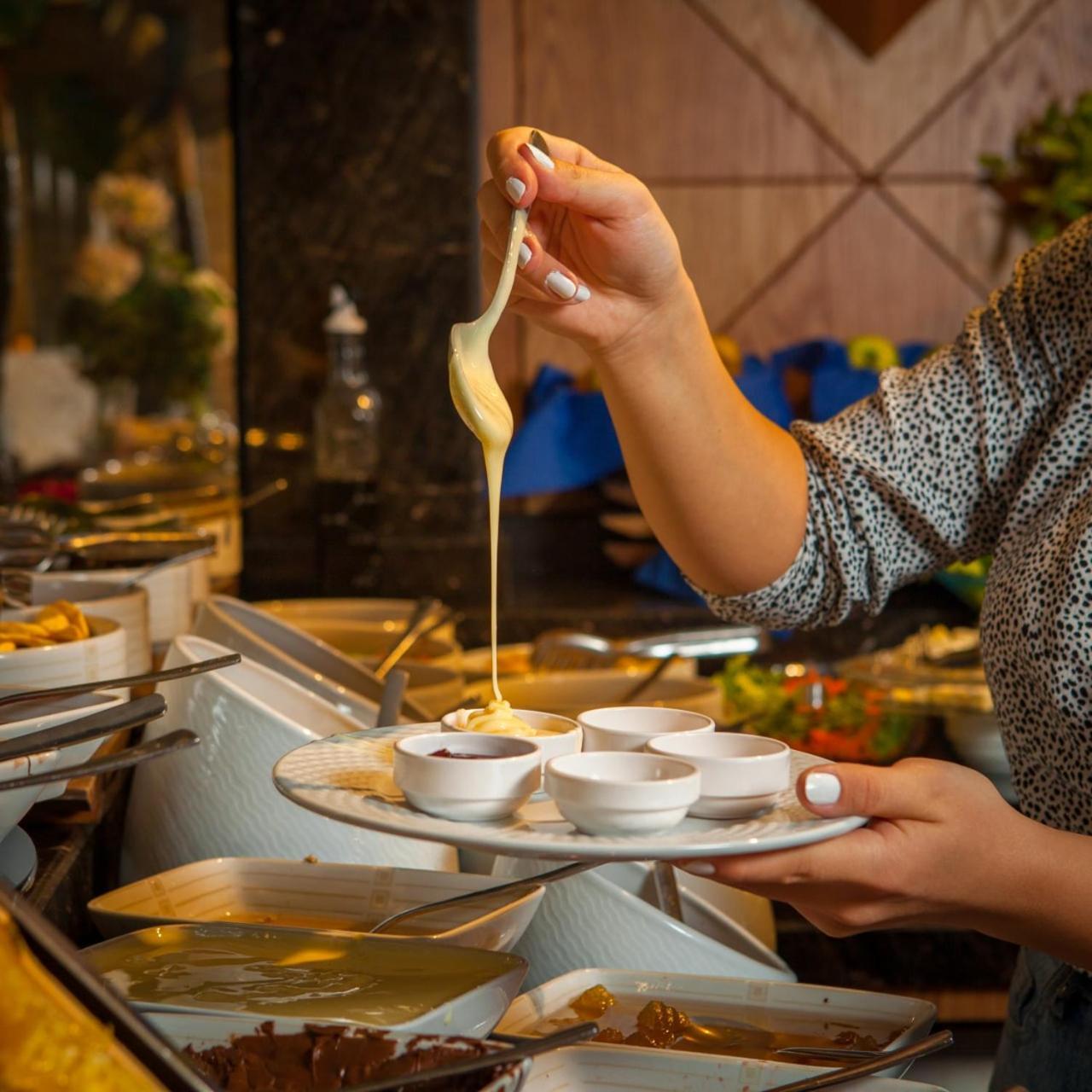 Theatrum Hotel Bakoe Buitenkant foto A cheese fondue