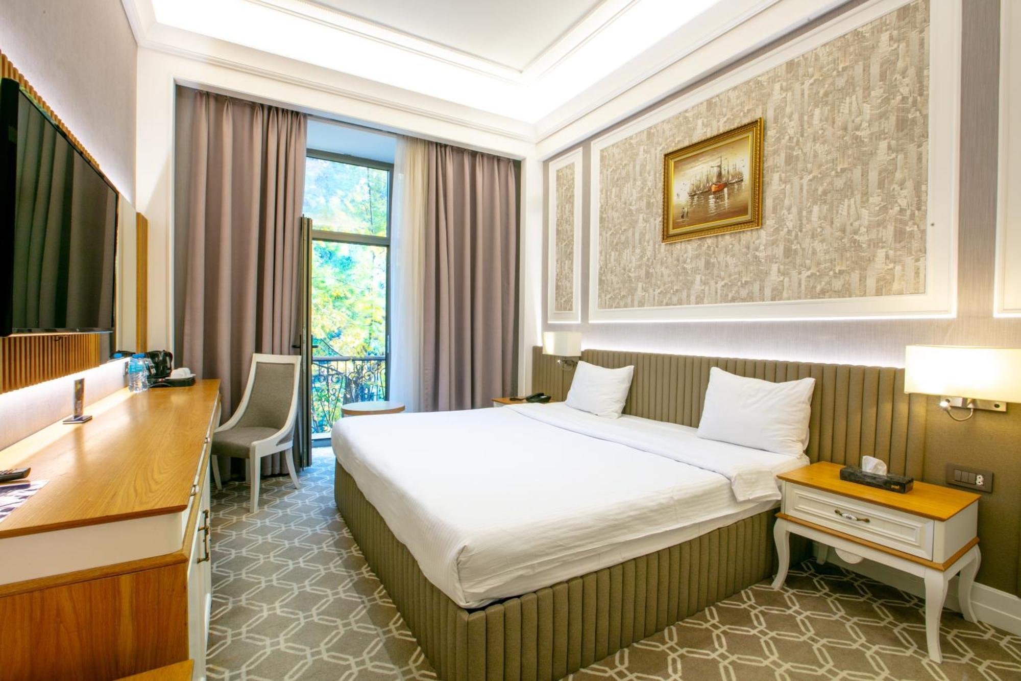 Theatrum Hotel Bakoe Buitenkant foto