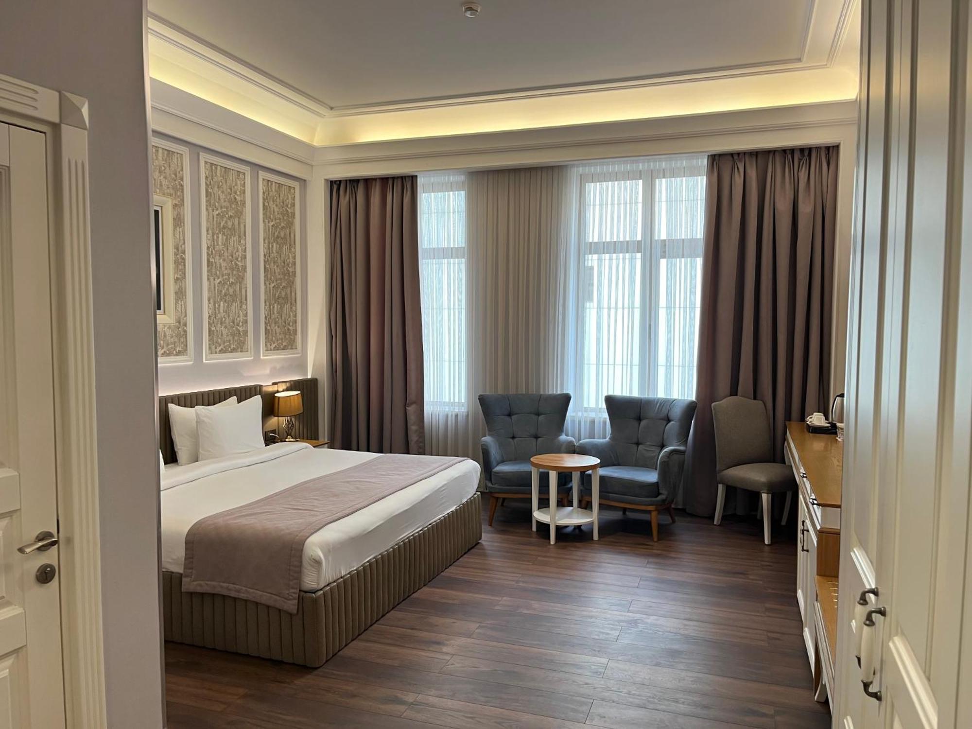 Theatrum Hotel Bakoe Buitenkant foto