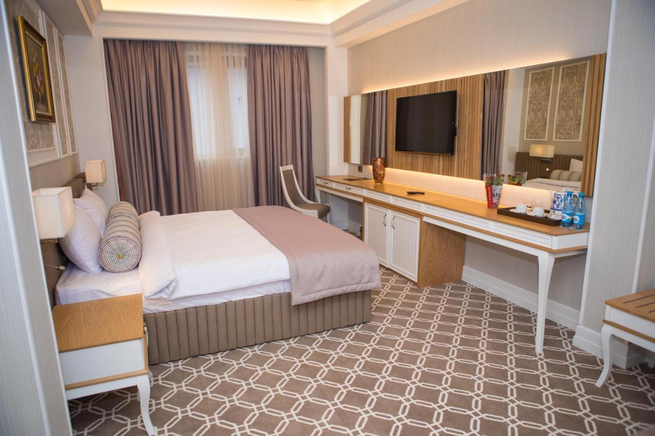 Theatrum Hotel Bakoe Buitenkant foto A bedroom at the hotel