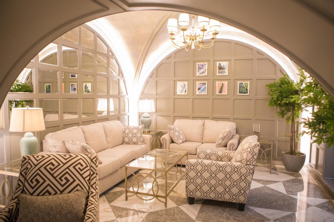Theatrum Hotel Bakoe Buitenkant foto The lobby of the hotel