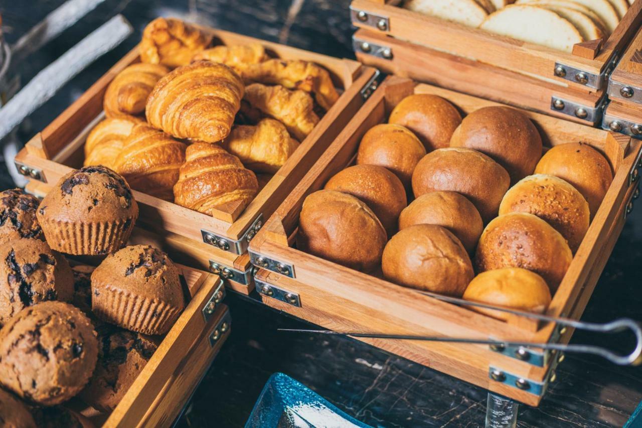 Theatrum Hotel Bakoe Buitenkant foto Buns and muffins