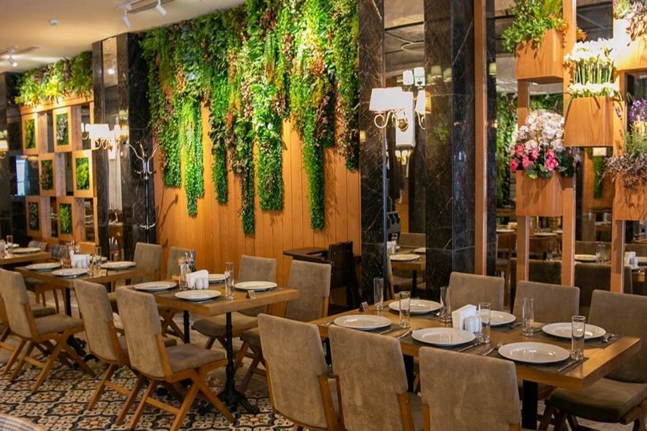 Theatrum Hotel Bakoe Buitenkant foto Restaurant interior