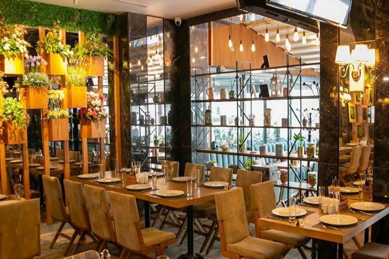 Theatrum Hotel Bakoe Buitenkant foto Interior of a restaurant in India