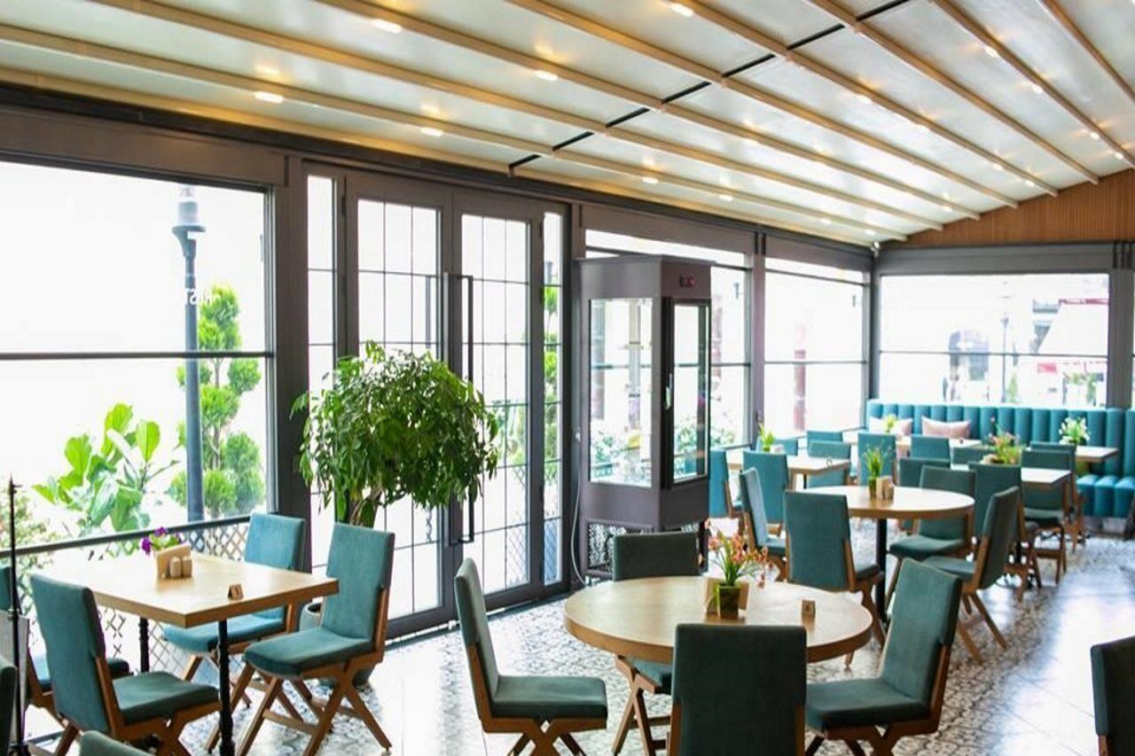 Theatrum Hotel Bakoe Buitenkant foto Restaurant